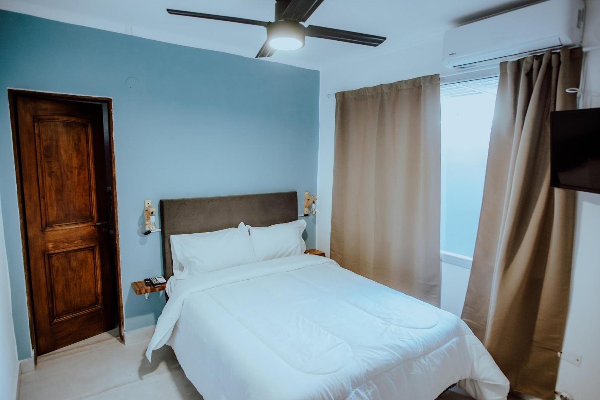 Pura Vida Hotel *